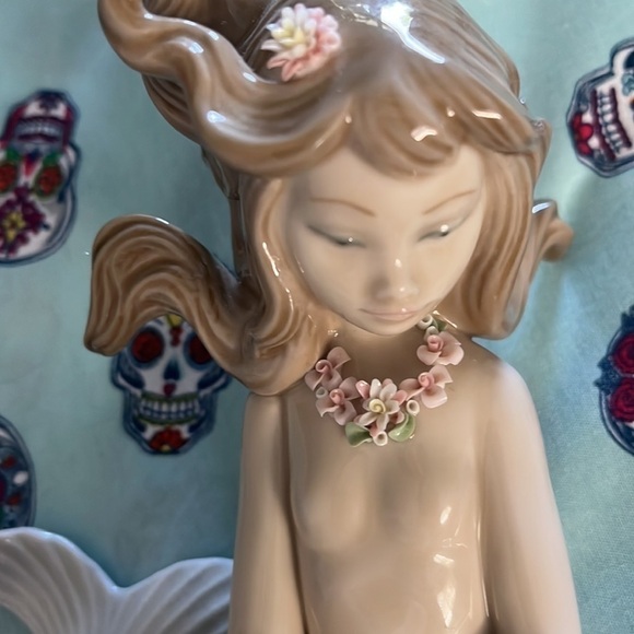 Lladro "Mirage" Mermaid
Holding Pearl Shell Figurine - Picture 2 of 3